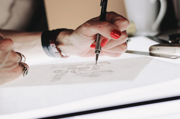 Brug skabeloner og kalkerpapir til dine billeder.