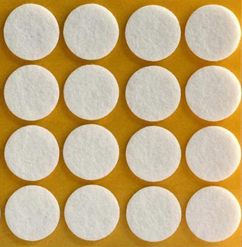 Små filtdupper forhindrer, at rammen ridser væggen.