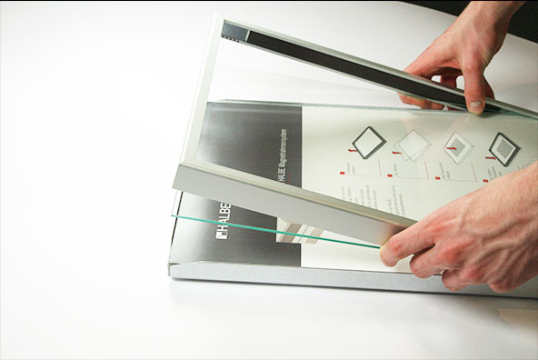 En frontloader åbnes og lukkes fra forsiden.