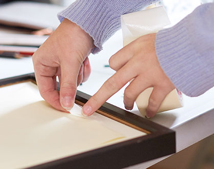 Fastgør billedet på bagsiden af passepartouten – kun i den ene ende og med syrefri tape.