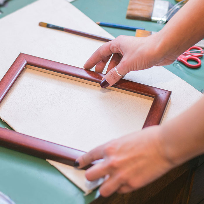 Den centrale del af en klassisk billedramme er de fire rammelister.