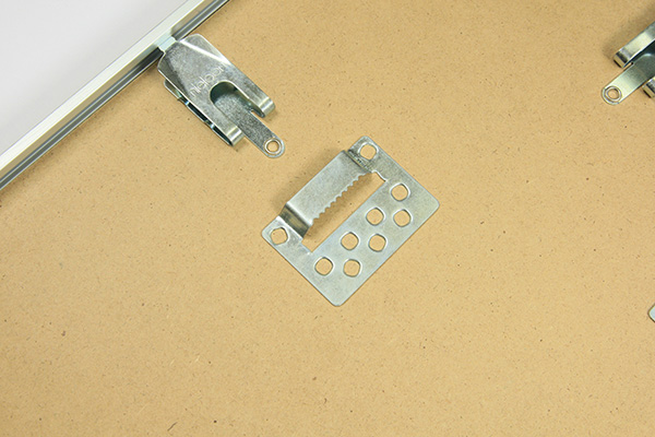 Drejefjedre har en meget lang levetid og trykker bagpladen godt fast i rammen, så billedet bliver, hvor det skal.