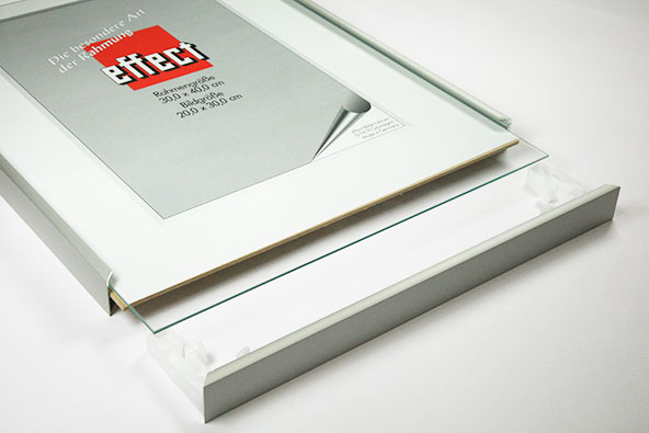 En sideloader åbnes ved at tage en af rammelisterne af.