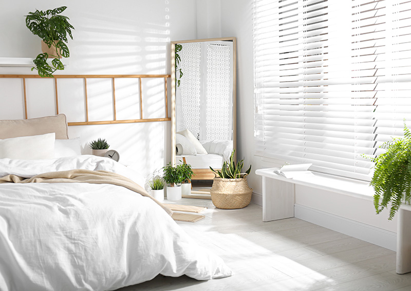 Spejle med træramme understreger den hyggelige atmosfære i soveværelset