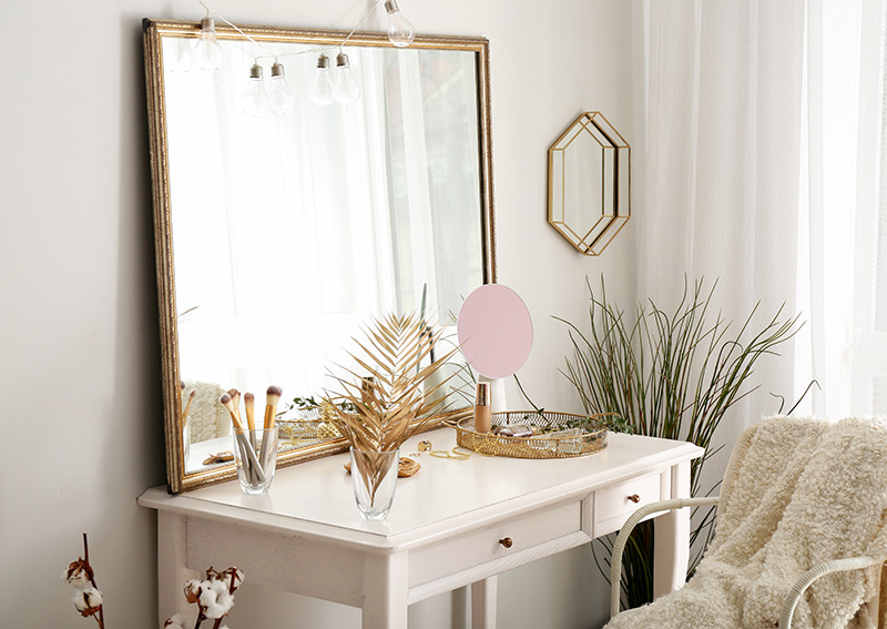 Spejl på den moderne væg