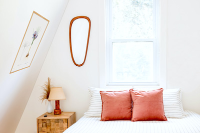 Ophængning af billedrammer på skråvægge