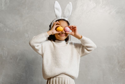 Lav påskepynt med børnene – vægpynt med ægte påskeæg